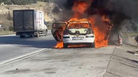 Pozantı'da Peugeot marka otomobil alev aldı