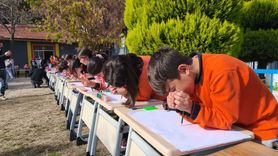 Sarıgöl’de öğrenciler el kullanmadan resim yaparak empati kurdu