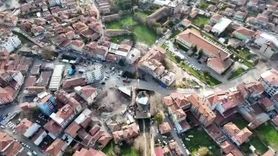 Sındırgı’da kontrollü yıkımda konteyner dükkân enkaz altında kaldı — operatörün dikkati faciayı önledi