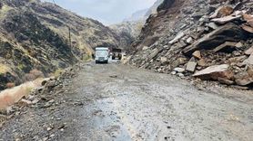 Şırnak’ta sağanak sonrası kaya parçaları Şırnak-Beytüşşebap yolunu kapattı