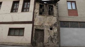 Sivas’ta 2 Metrelik Metruk Ev Konak ile Apartman Arasında Sıkıştı