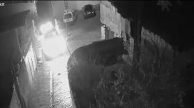 Tokat'ta husumetli komşunun park halindeki araca zarar verdiği anlar kamerada