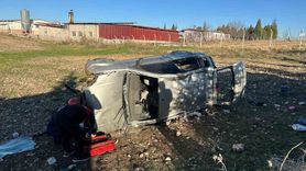 Uşak’ta aileyi taşıyan otomobil tarlaya devrildi: 1’i bebek 5 yaralı