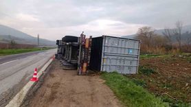 Yeşilçimen'de devrilen tırın sürücüsü yaralandı