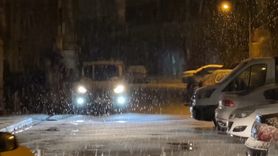 Yüksekova akşam karıyla beyaza büründü