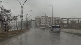 Yüksekova'da sağanak uçak seferlerini iptal ettirdi