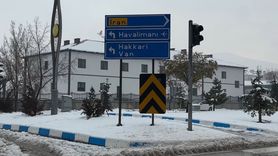 Yüksekova’da yoğun kar yağışı Selahaddin Eyyubi Havalimanı’ndaki seferleri durdurdu