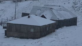 Yüksekova yoğun kar yağışıyla beyaza büründü