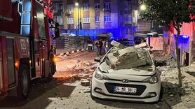 Zeytinburnu’da çatıdan düşen parçalar 3 aracı hurdaya çevirdi