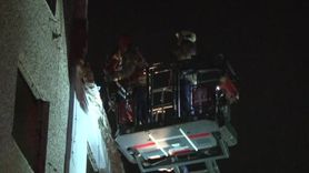 Zeytinburnu'da dönüşümdeki binadan düşen parçalar 3 aracı hurdaya çevirdi