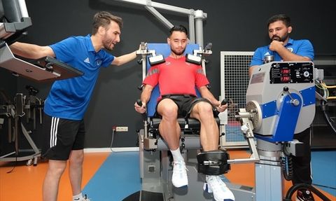 Erzurum'daki Performans Ölçüm Merkezi'nde Futbolculara Testler Uygulanıyor