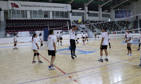 Kilis'te Fabrika Voleybol Okulu Açıldı