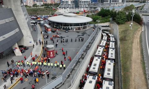 Galatasaraylı Taraftarlar Kadıköy'e Coşkuyla Gitti