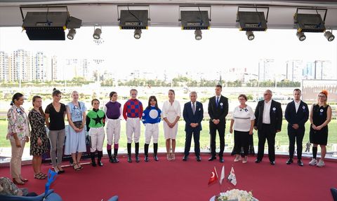 İstanbul Yarış Festivali'nde Kadın Jokeyler Zirvede