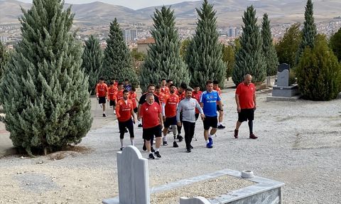 Ampute Milli Takım, Neşet Ertaş'ın Kabrini Ziyaret Etti