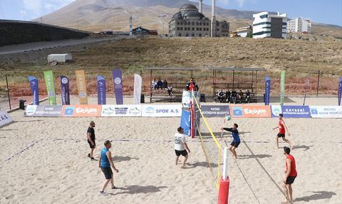 Erciyes'te Plaj Voleybolu Turnuvası Coşkusu