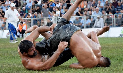 Turgutlu Yağlı Güreşleri'nde İsmail Balaban Zirveye Çıktı
