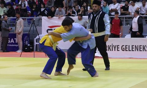 Yozgat'ta Kuşak Güreşleri Şampiyonası Başladı