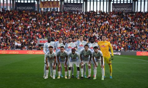 Göztepe, Çaykur Rizespor'u İlk Yarıda Üstünlükle Geçti