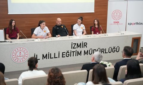 İzmir'de Voleybolun Yaygınlaştırılması İçin Hediye Top Dağıtımı