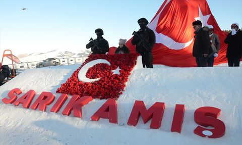 Sarıkamış'ta Kardan Heykeller Sergisi Açıldı