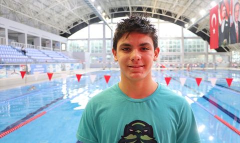 Skolyozla Mücadelede Yüzme Başarısı: Tuna Turan