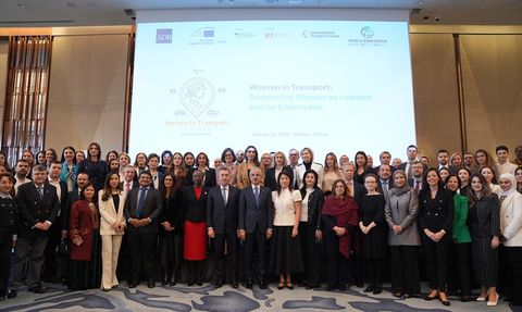 Ulaştırma ve Altyapı Bakanı Uraloğlu'ndan Kadınlara Destek