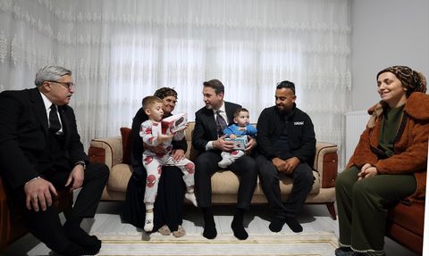 Bakan Bayraktar, Hatay'da Depremzede Aileleri Ziyaret Etti