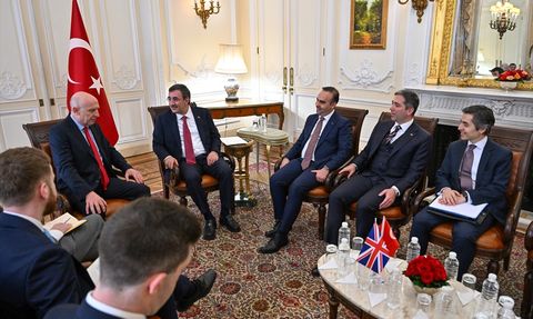 Cumhurbaşkanı Yardımcısı Yılmaz, İngiltere Savunma Bakanı Healey ile Görüşme Gerçekleştirdi