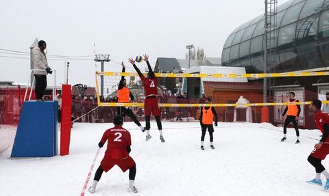 Erzurum'da Üniversiteler Arası Kar Voleybolu Şampiyonası Devam Ediyor