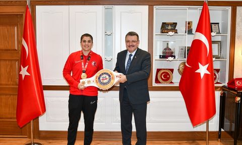 Dünya Şampiyonu Busenaz Sürmeneli Trabzon'da