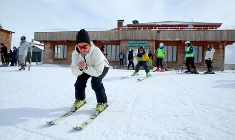 Hakkari'de Kadın Antrenörün Kayak Eğitimine Katkısı