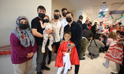 Antalyaspor Teknik Direktörü Emre Belözoğlu Çocukları Ziyaret Etti