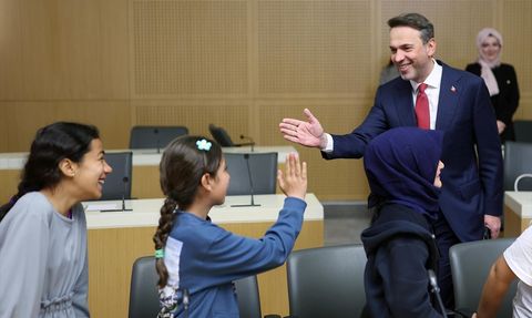 Enerji Bakanı Alparslan Bayraktar'dan 23 Nisan Mesajı