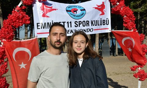 Ebrar Çakır, Türkiye Tekvando Şampiyonu Olarak Davul Zurnayla Karşılandı