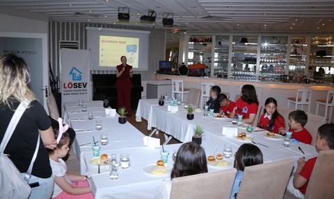 İpek Soylu'dan Lösemiyi Yenmiş Çocuklara Tenis Eğitimi