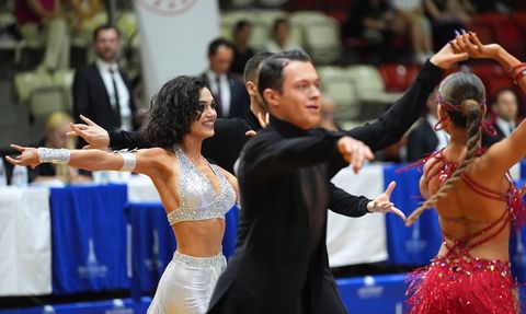 İzmir'de Dans Rüzgarı: Türkiye Kulüpler Arası Etap Yarışması Başladı