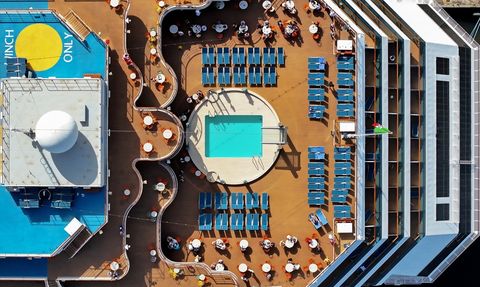 İzmir Limanı'nda Kruvaziyer Heyecanı: 4,540 Turist Şehri Ziyaret Etti