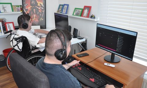 Kas Hastası İkiz Kardeşlerden Müzik Harikası: Yapay Zeka ile 1000 Eser