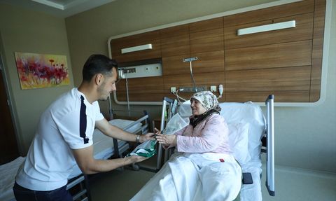 Konyasporlu Futbolcular Anneler Günü'nde Annelere Ziyaretler Gerçekleştirdi