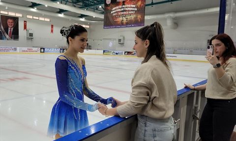 Samsun'da Artistik Buz Pateni Amatörler Yarışması Başladı