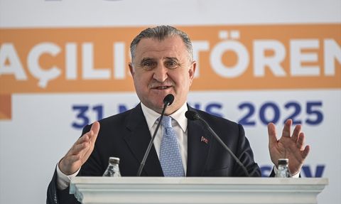 Zeytinburnu'nda Veliefendi Kapalı Yüzme Havuzu Açıldı