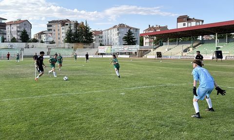 Ampute Futbol Milli Takımı Kırşehir'de Kadın Takımıyla Gösteri Maçı Yaptı