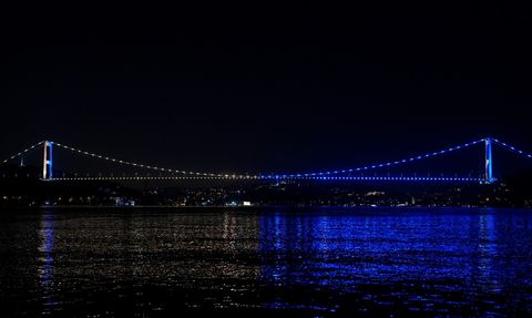 Fenerbahçe Beko'nun Şampiyonluğu İçin İstanbul'daki Köprüler Işıklandırıldı