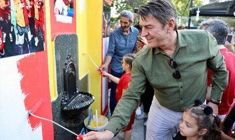 Tekirdağ'da Galatasaray Şampiyonluğu İçin Taraftar Çeşmesi Boyandı