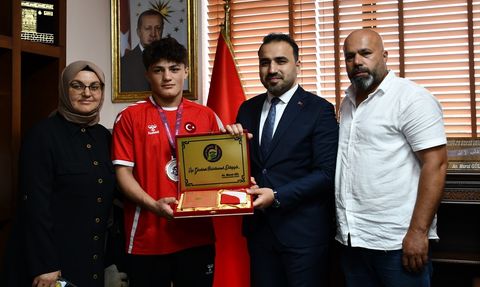 Yusuf Yaser Aksu, Avrupa 15 Yaş Altı Güreş Şampiyonu Olarak Samsun'da Karşılandı