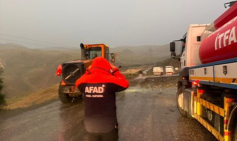 Ağrı-Kağızman Kara Yolu Heyelan Nedeniyle Trafiğe Kapatıldı