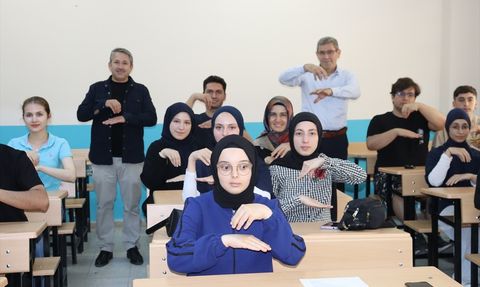 Amasya'da İşaret Dili Kursu: Kamyon Arkası Yazılarıyla Öğrenme Yöntemi