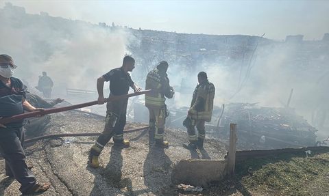 Ankara'da Yangın Sonucu 8 Gecekondu Kullanılamaz Hale Geldi