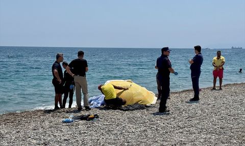 Antalya'da Sahilde Bulunan Erkek Cesedi